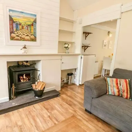 Country Cottage With Hot-Tub And Cosy Log Burner Tregarth Exterior photo
