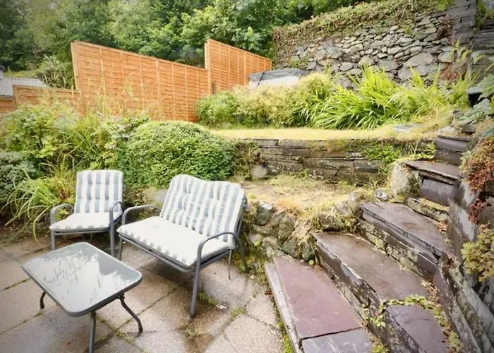 Country Cottage With Hot-Tub And Cosy Log Burner