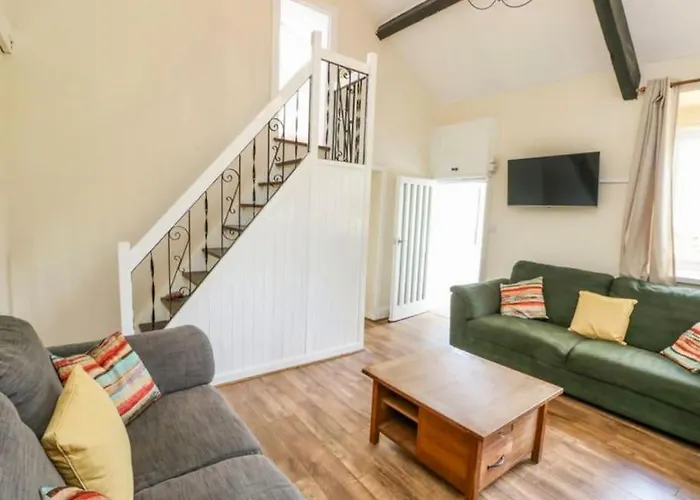 Country Cottage With Hot-Tub And Cosy Log Burner