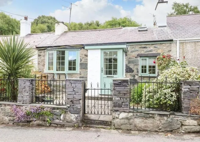 Country Cottage With Hot-Tub And Cosy Log Burner
