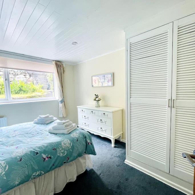 Country With Hot-tub And Cosy Log Burner * Tregarth