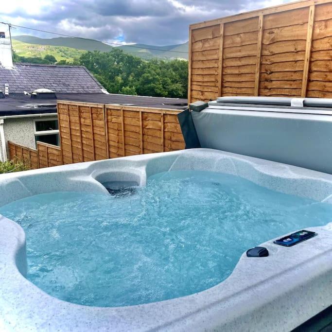 Country With Hot-tub And Cosy Log Burner Holiday home Tregarth