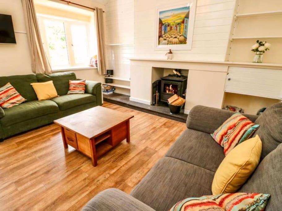 Country With Hot-tub And Cosy Log Burner