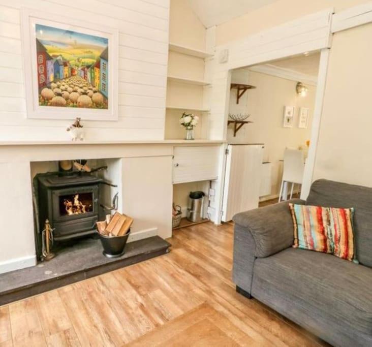 Country With Hot-tub And Cosy Log Burner *