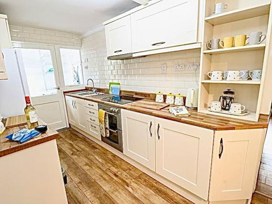 Country With Hot-tub And Cosy Log Burner Holiday home *
