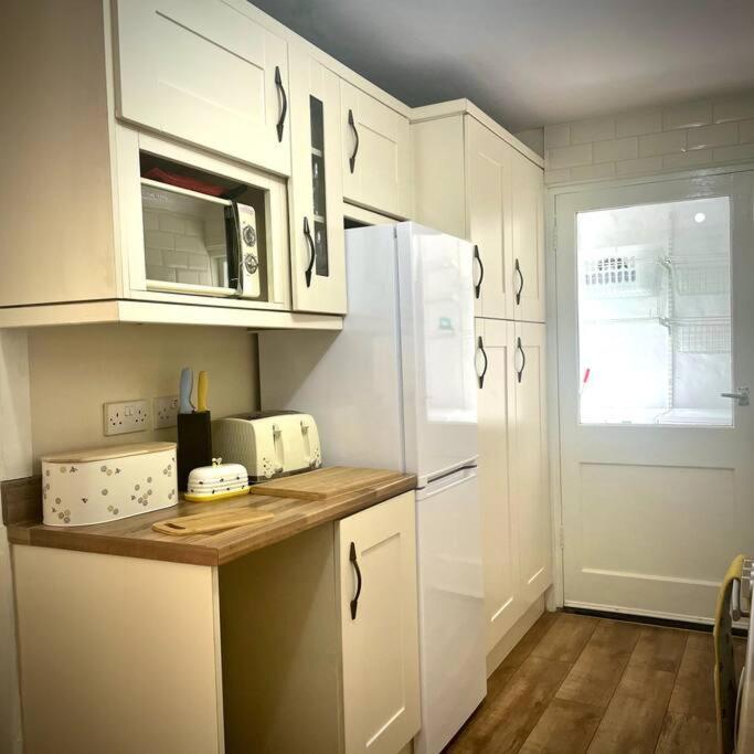 Country With Hot-tub And Cosy Log Burner * Tregarth