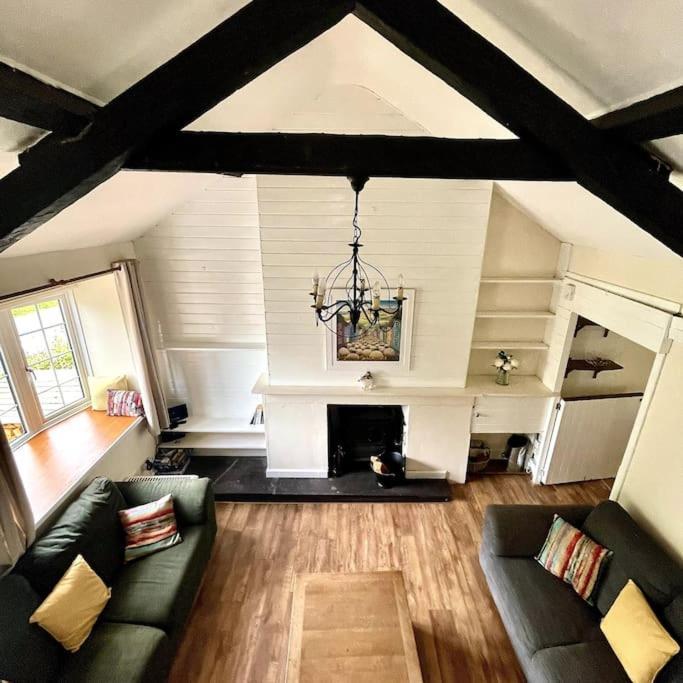 Country With Hot-tub And Cosy Log Burner * Tregarth