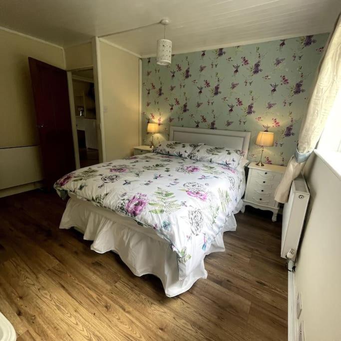 Country With Hot-tub And Cosy Log Burner