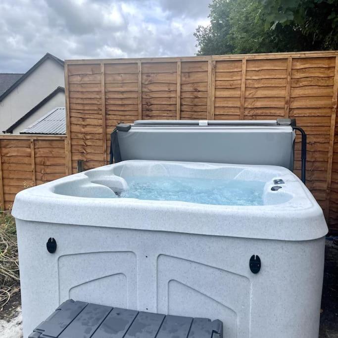 Country With Hot-tub And Cosy Log Burner Ferienhaus *