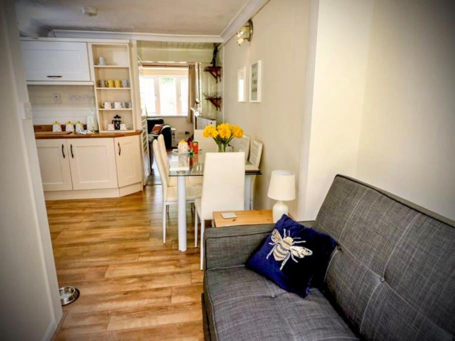Country With Hot-tub And Cosy Log Burner * Tregarth